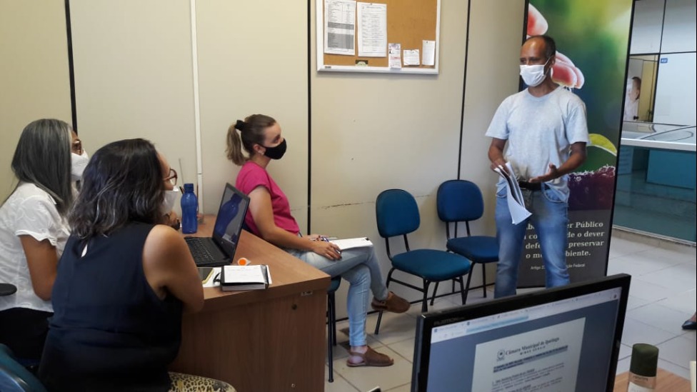Assessores recebendo treinamento