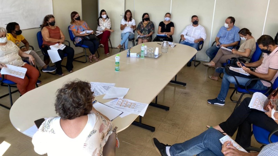 reunião sobre calendário escolar em ipatinga
