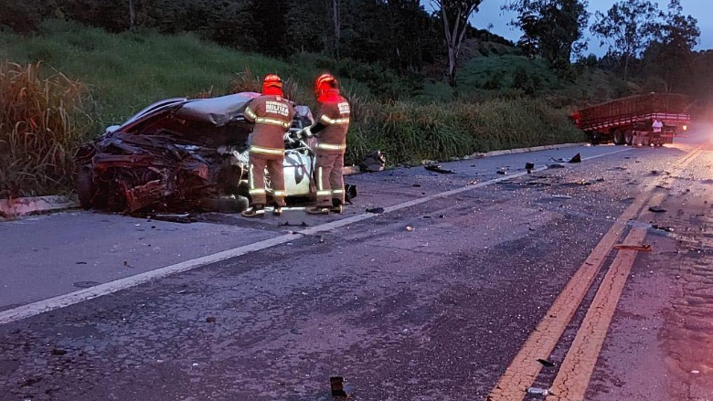 Carro batido na BR-116