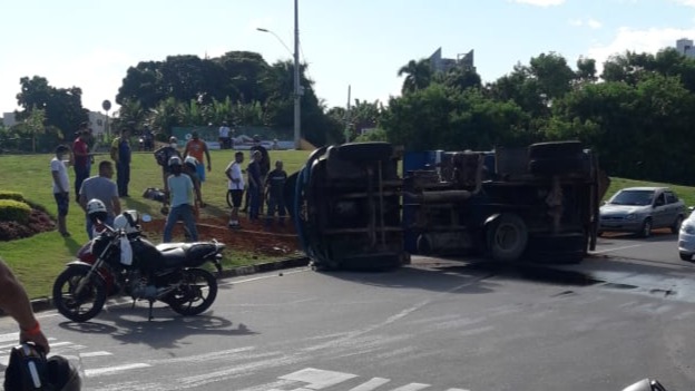 caminhão tombado