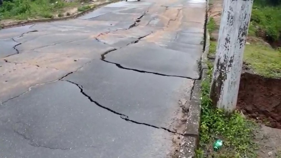 Avenida desaba em timóteo