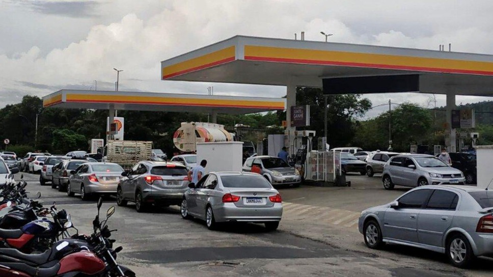 Em plena pandemia, caminhoneiros fazem greve e carros fazem filas em postos de Ipatinga