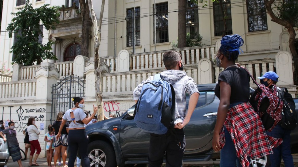 alunos na porta de escola