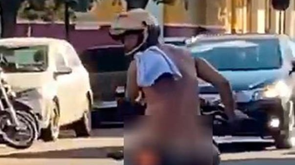Homem flagrado pilotando motocicleta peladão
