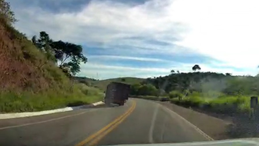 Vídeo: caminhão transportando bois invade contramão e capota sentido Ipatinga