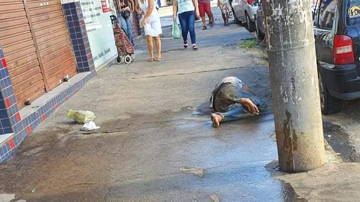 Loja acusada de molhar homem na calçada em Ipatinga diz que vai processar; “distorceram o fato” 
