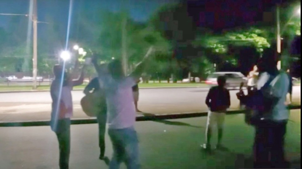 Pessoas se reúnem para cantar e orar em frente ao Hospital Márcio Cunha