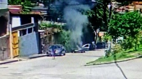 Motorista abandona às pressas carro em chamas em Ipatinga