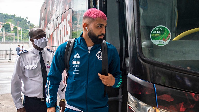 Gabigol e MC Gui são conduzidos pela PC em aglomeração em cassino clandestino