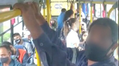 Passageiros denunciam passageiros viajando em pé em ônibus da Univale em Ipatinga