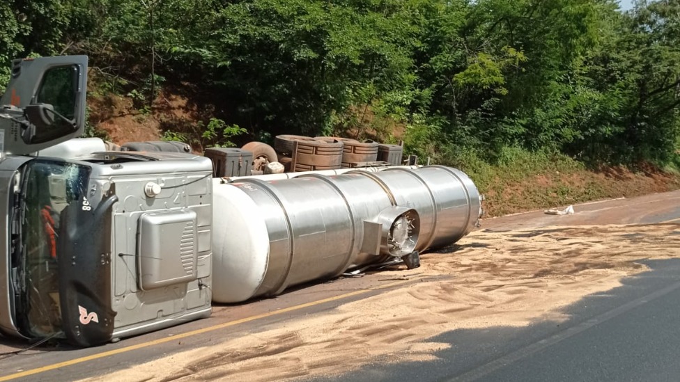 Caminhão tanque tomba em Minas Gerais; combustível é derramado na pista