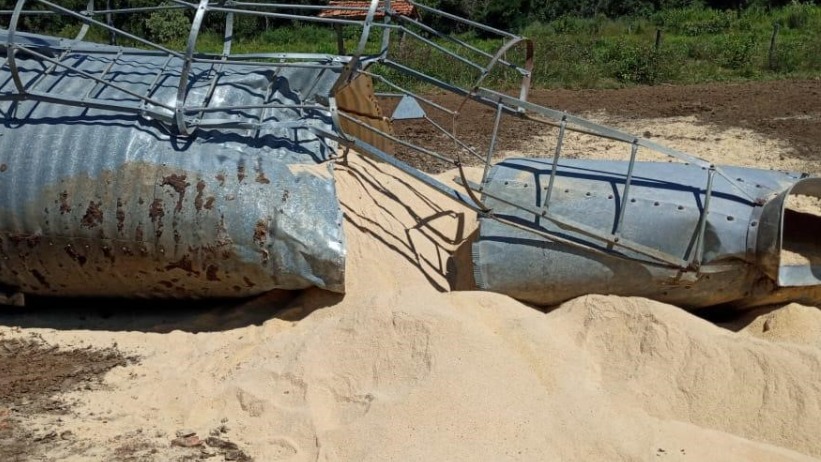 Tanque de ração tomba e mata adolescente em Minas Gerais