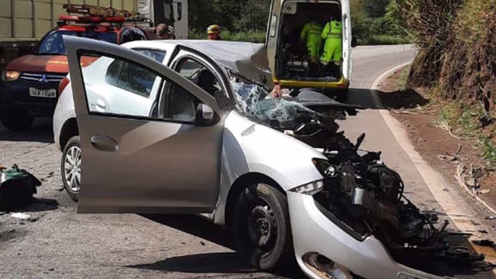 Carro bate de frente com caminhão próximo à Arcelor Mittal, na BR-040