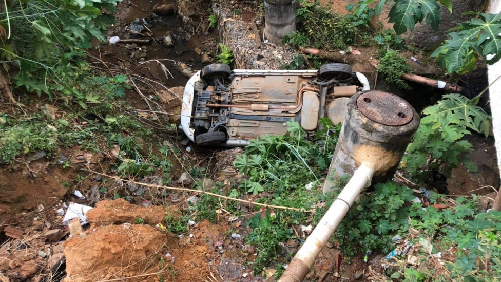 Carro caído de barranco