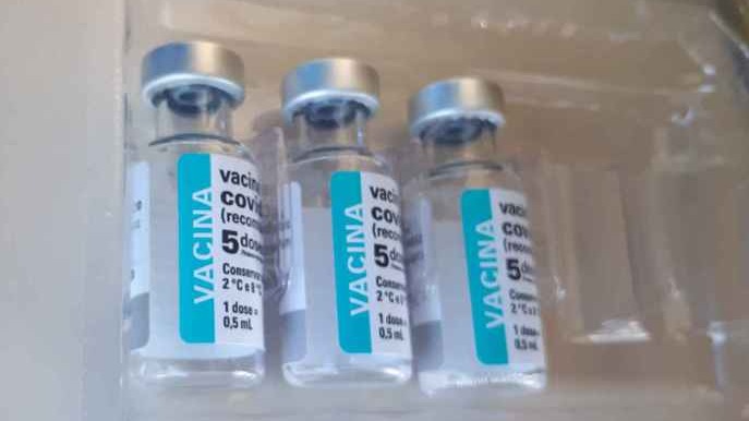 Vacinação contra covid-19 na UFMG é retomada nesta quinta em Belo Horizonte