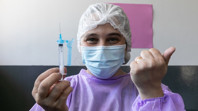 Contagem, na Grande BH, vacina pessoas acima de 49 anos nesta terça
