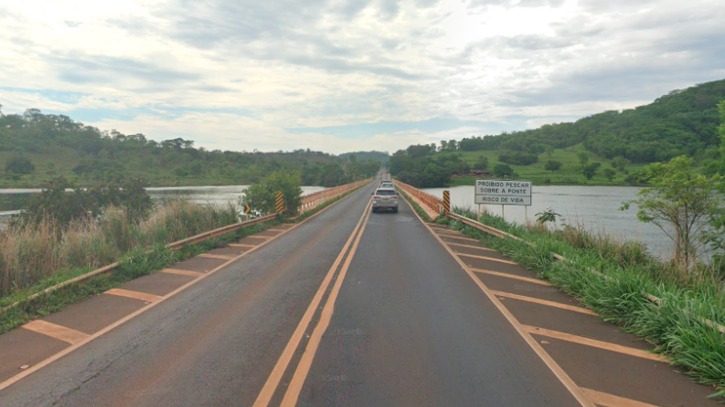 Carreta bitrem atropela homem e cai de ponte em Uberlândia