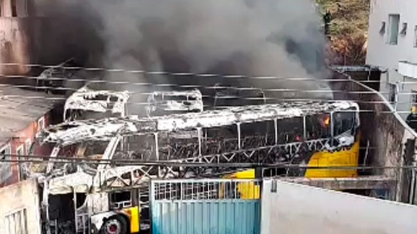 Incêndio atinge garagem de empresa de ônibus em Belo Horizonte