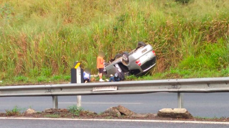 Carro capotado no Morro da Usipa