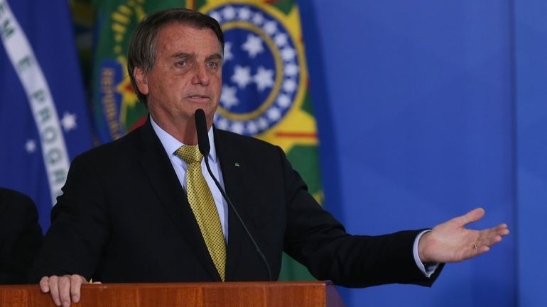 Bolsonaro passa por exames para investigar soluços