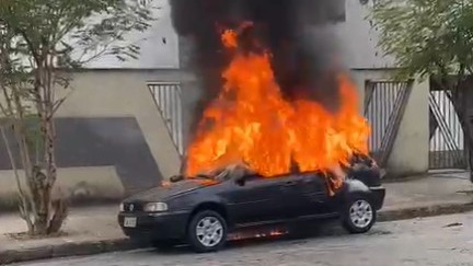 carro pegando fogo