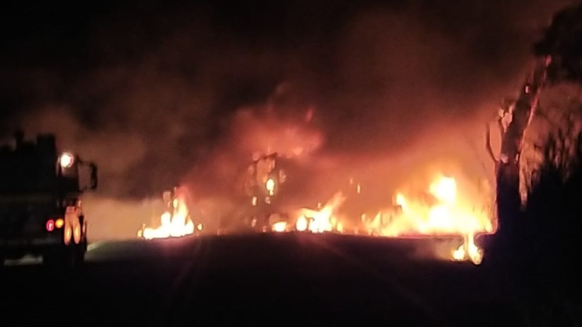 Carretas pegam fogo em acidente na BR-116