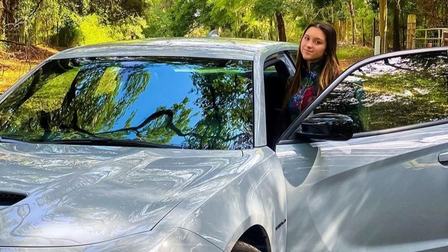 Filha de Gugu reclama após ter ganhado carro de R$ 200 mil ao invés da Porsche que 'sonhava'