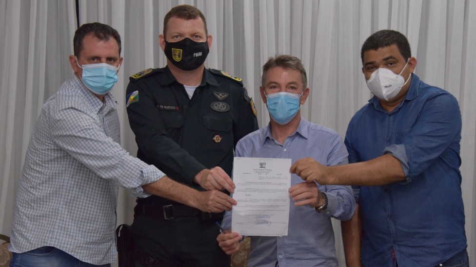 Governador assina decreto de redução de interstício para policiais militares
