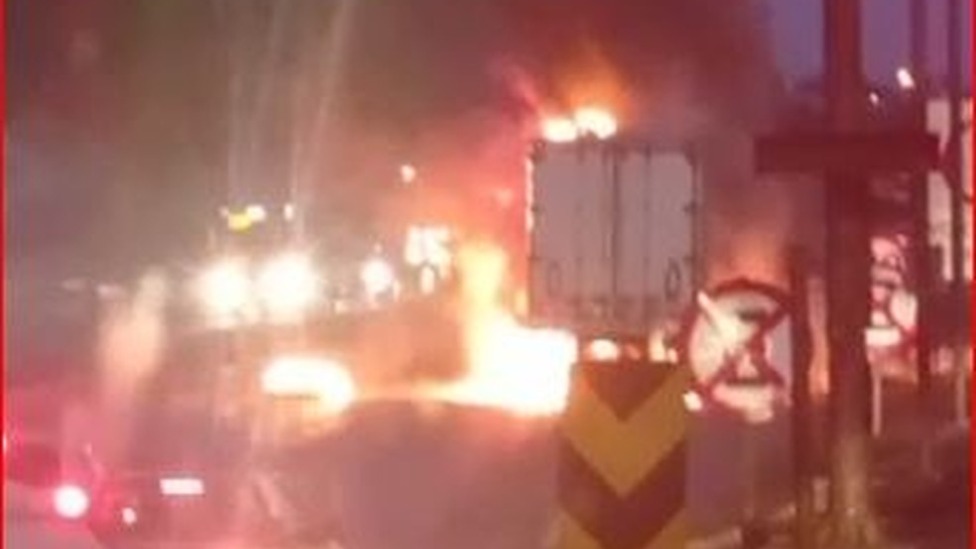Carreta pega fogo e gera congestionamento na BR-040 na Grande BH