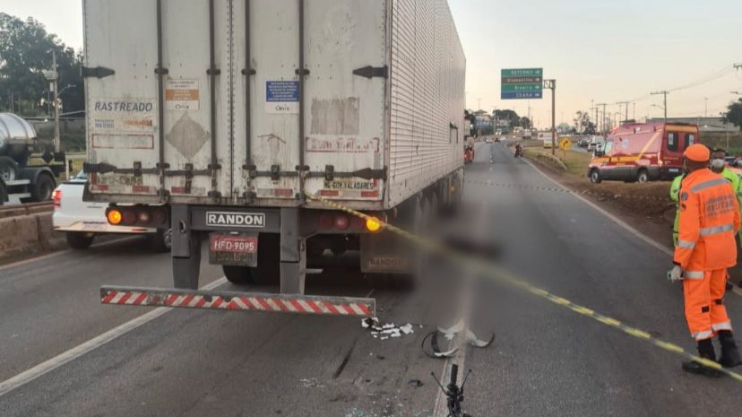 Motociclista morre após cair debaixo de carreta em Minas Gerais