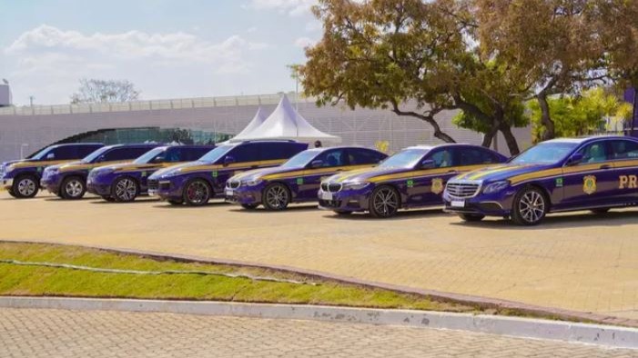 PRF recebe sete carros de luxo apreendidos de traficantes em Brasília
