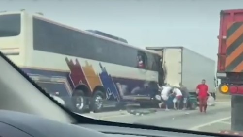 Vídeo mostra passageiros pulando de ônibus após acidente que matou 6 pessoas em São Paulo