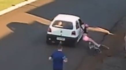 Vídeo: mulher cai de bike após homem passar de carro e tocar nádegas dela
