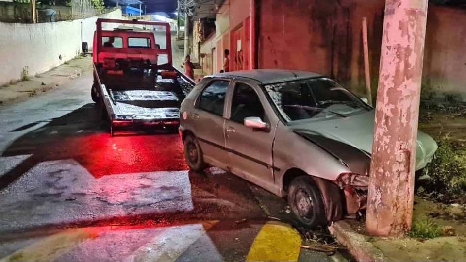 carro bate em poste