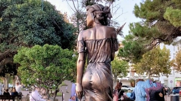 Estátua de bronze de mulher em vestido transparente causa polêmica na Itália