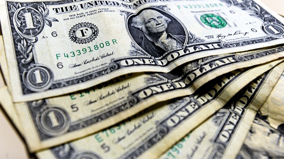Dólar fecha com maior alta desde abril, custando R$ 5,537