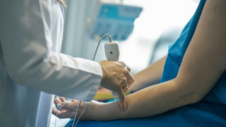 Médica é baleada acidentalmente enquanto atendia paciente em hospital de Minas