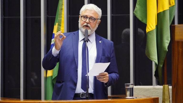 Comissão rejeita projeto que proíbe cobrança por acesso a notícias na internet  
