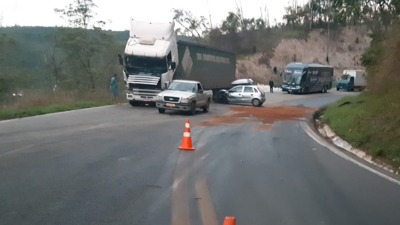 Acidente paralisa trânsito na BR-381