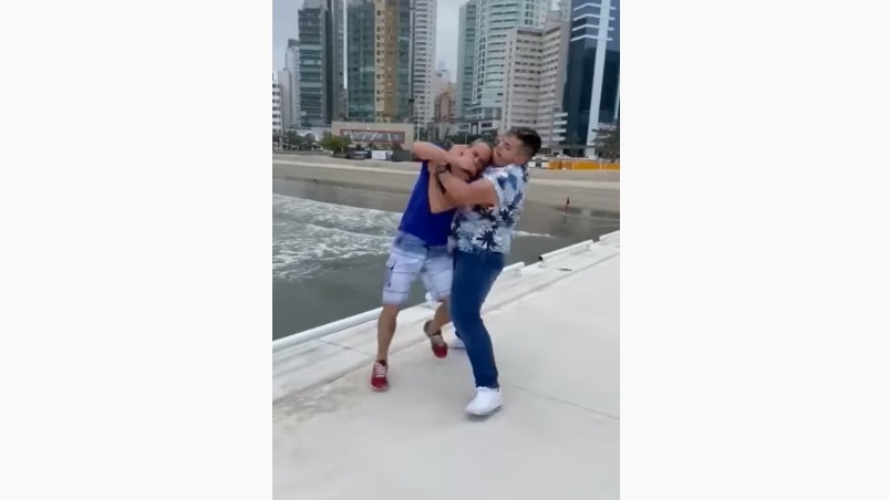 Vídeo: homem apanha de gay após chamar amiga trans de “viadinho”