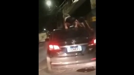 Vídeo mostra mulher dançando em cima de carro em movimento