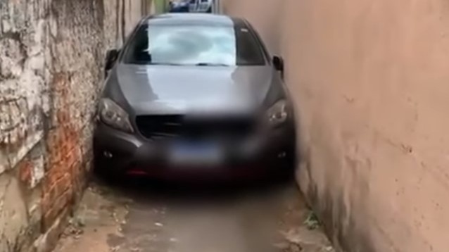 Vídeo: carro de luxo fica entalado em beco e surpreende moradores