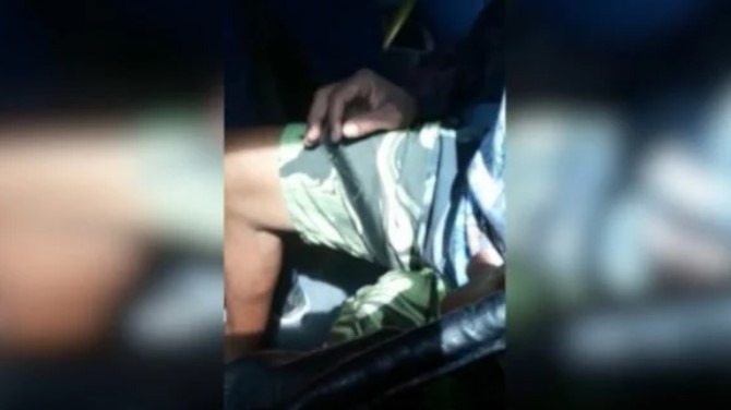 Vídeo mostra homem se masturbando ao lado de mulher em ônibus
