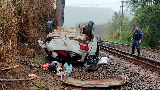 Carro cai de ponte na BR-381