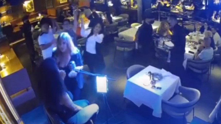 Vídeo: mulher indiciada por injúria racial critica e agride cantora 