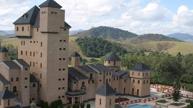 R$ 50 mi: castelo 'de deputado' será leiloado no interior de Minas