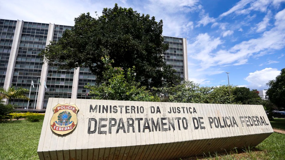 PF prende jovem que usava internet para defender ideais nazistas