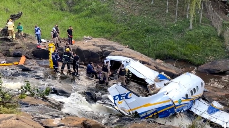 Avião que transportava Marília Mendonça cai em cachoeira em Minas Gerais