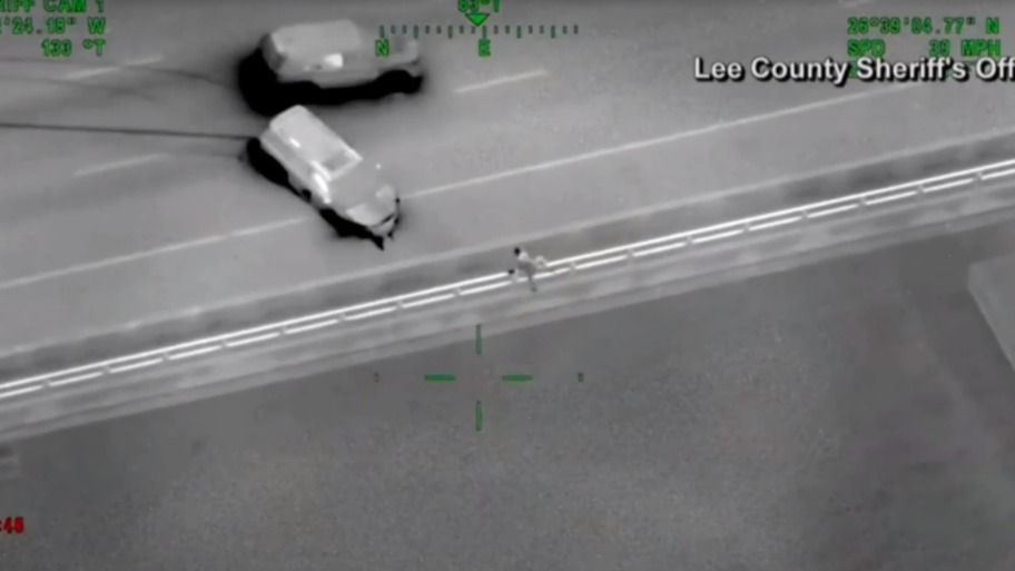 Homem pula de ponte para fugir da polícia nos EUA; veja o vídeo