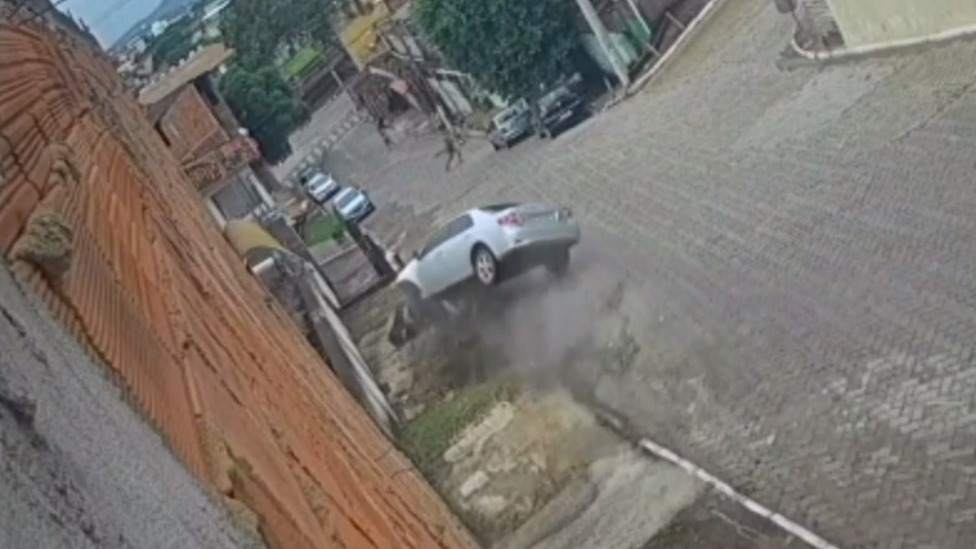 Vídeo mostra carro capotando em Governador Valadares